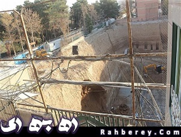 گرفتاری کارگران زیر خاک و آجر / فرو ریختن دیواره های محل گود برداری + تصاویر