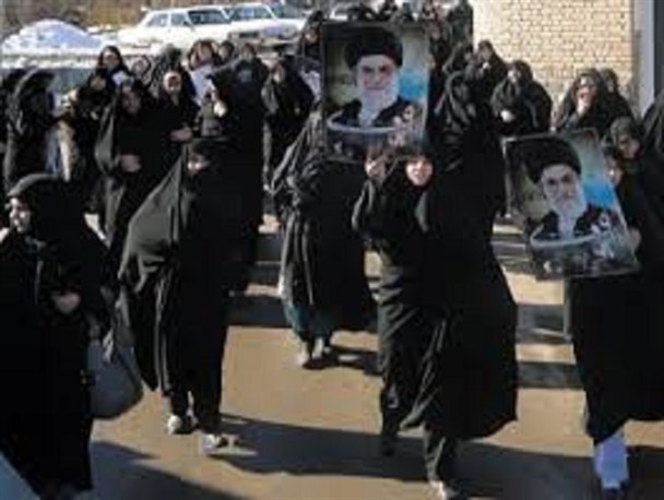 ایران در مقایسه با دیگر کشورها جایگاه ویژه ای برای نقش زنان قائل است/درایت زنان پایبند به انقلاب فتنه 88 را خنثی کرد