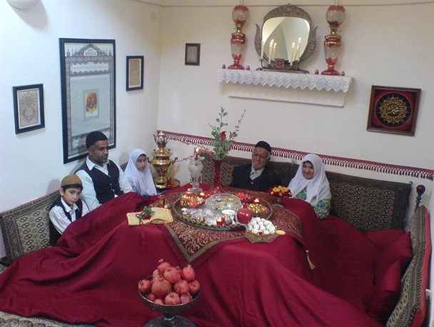صله ارحام مهمترین ویژگی شب یلدای زنجانی ها است/گرمای ماندگار کرسی شب یلدای زنجانی ها