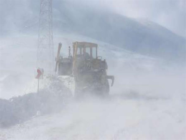 مسدود بودن راه ارتباطی هفت روستای ورزقان به دلیل برف و کولاک