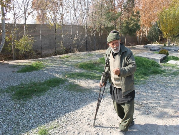 تنها مرده شور روستای منجیل آباد؛ خدا کند که یارانه‌ام حذف نشود/ مسئولان رباط کریم خانه ام را نمی سازند +تصاویر