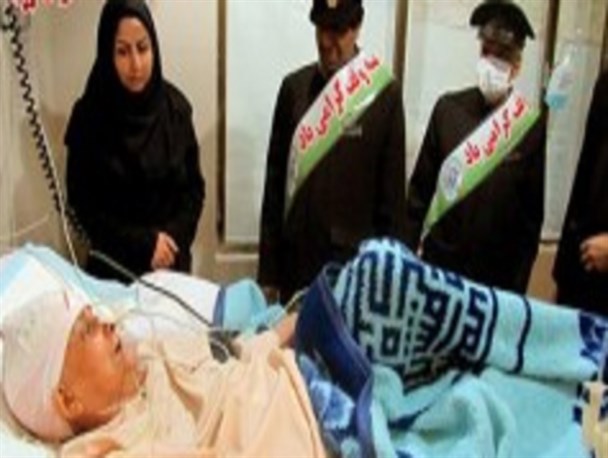 عیادت از بیماران بیمارستان امیرالمومنین شهرضا توسط خادمین امامزاده شاهرضا (ع)