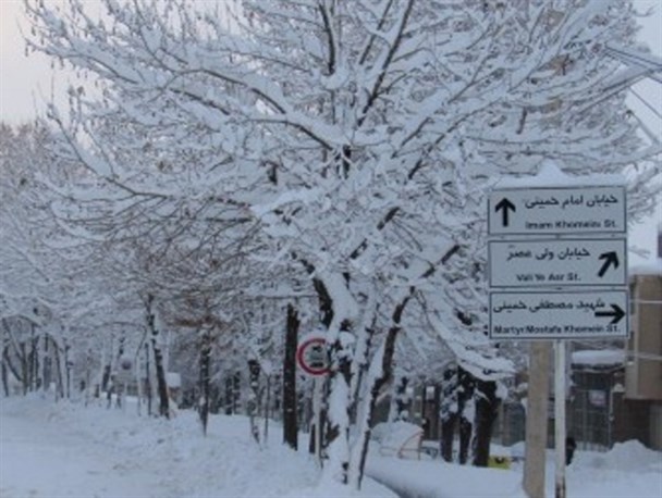 ۳۰ روستای فریدونشهر همچنان در محاصره برف /نجات ۱۸۵ نفر توسط هلال احمر فریدونشهر