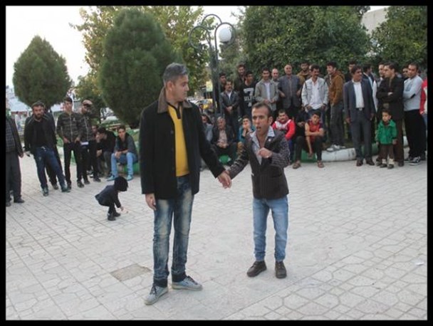 تئاتر خیابانی با موضوع «اعتیاد» در دهدشت برگزار شد