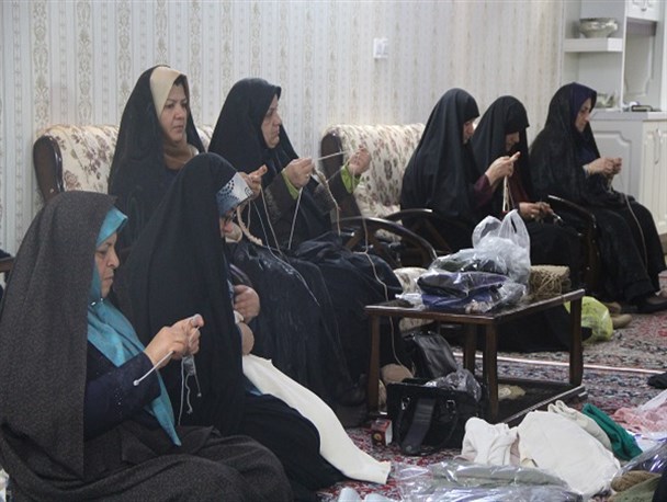 بافت کلاه برای مدافعان حرم توسط مادران دامغانی به روایت تصویر