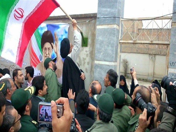 کلیپ زیبا از نصب پرچم بر سردرمنازل شهدای گرگان