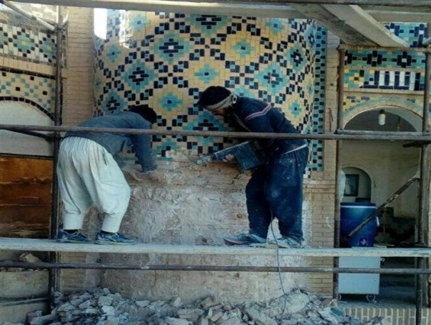 مرمت گلدسته تاریخی امامزاده با کمپرسور!/ میراث فرهنگی هم بی اطلاع بود