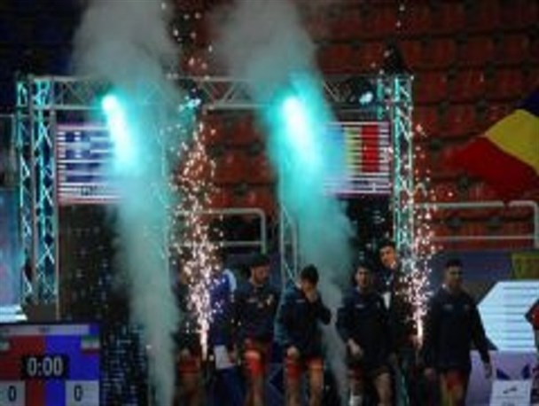 تنها ۳۰۰ تماشاگر از نزدیک شاهد رقابت‌ های کشتی بودند/ جایگاه نامناسب خبرنگاران