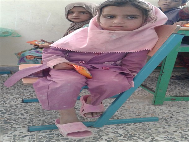 دانش آموزانی که با پای برهنه به مدرسه می روند!/ چشمان کودکان در انتظار دستان مهربان