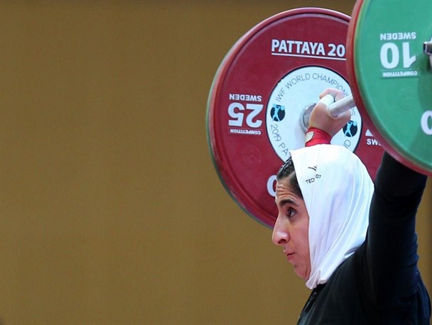 وزنه برداری قهرمانی جهان| نخستین وزنه بردار دختر ایران روی تخته رفت و رکوردشکنی کرد/ ششمی حسینی در تاشکند