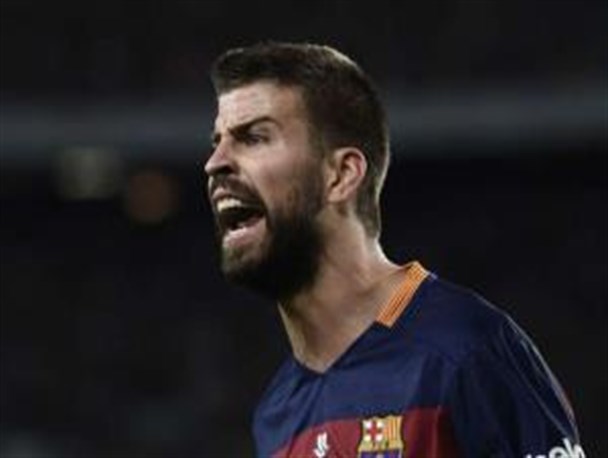 بنر توهین آمیز برای پیکه!+عکس