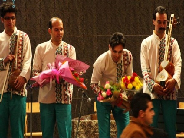 اجرای گروه موسیقی سنتی آوای مهر در تیران/ تصاویر