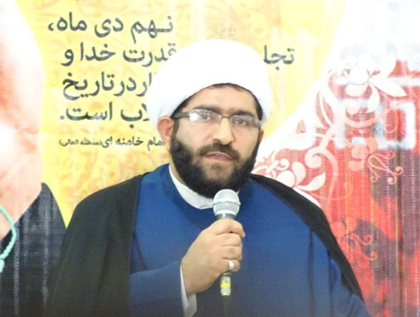تضعیف و تخریب نهادهای انقلابی همنوایی با دشمن است