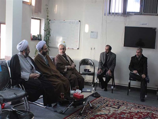 بزرگترین آفت برای خواص مدعی انقلابی گری ، محافظه کاری است