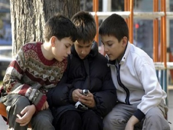 برخی معلمان دانش‌آموزان را به شبکه‌های مجازی دعوت می‌کنند