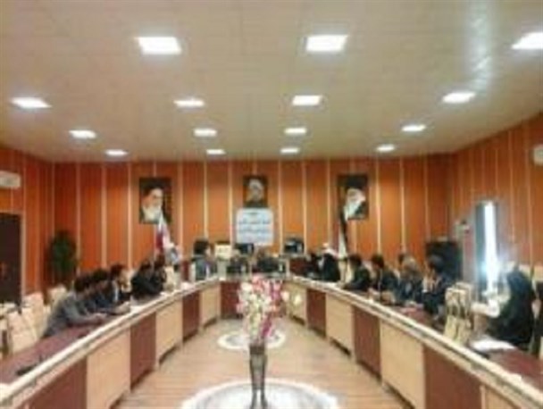 ضرورت مناسب سازی اماکن عمومی ایوان جهت تردد سالمندان