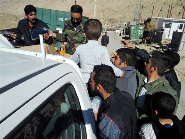 فعالیت امدادی گروه جهادی حاجی آباد در مناطق زلزله زده کرمانشاه +تصویر