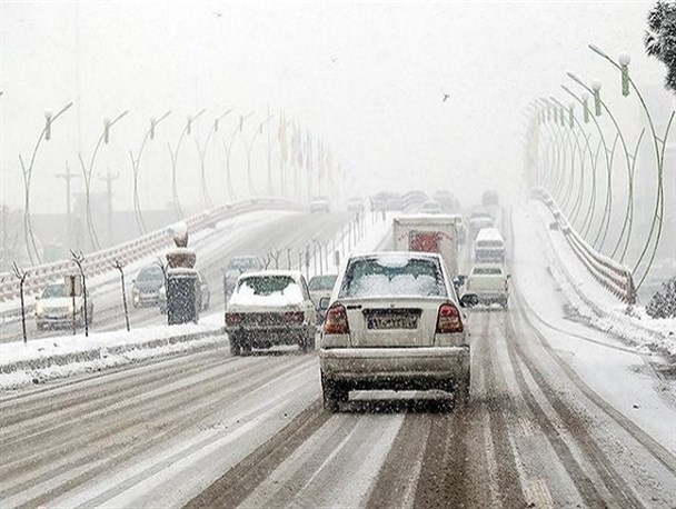 یخ‌زدگی جاده‌های استان زنجان براثر بارش برف و برودت هوا
