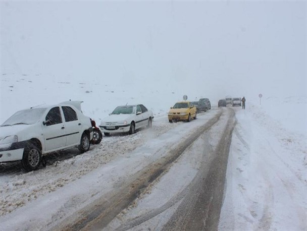 تردد عادی و روان در محورهای مازندران/ جاده‌ها برفی و لغزنده است