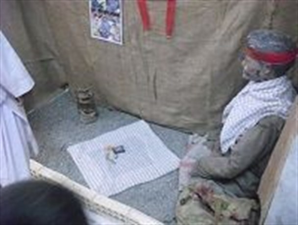 بازدید مسئولین از نمایشگاه انقلاب در سرباز