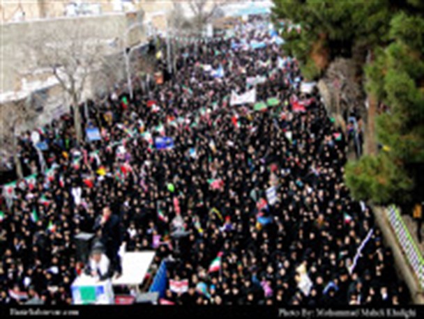 با پشتیبانی مردم هر گزینه ای را می توانیم وتو کنیم/ حضور مردم در صحنه های انقلاب وظیفه ی مسئولین را سخت تر می کند
