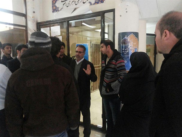 تجمع اعتراض آمیز هنرمندان راوری مقابل دانشگاه پیام نور راور+تصاویر
