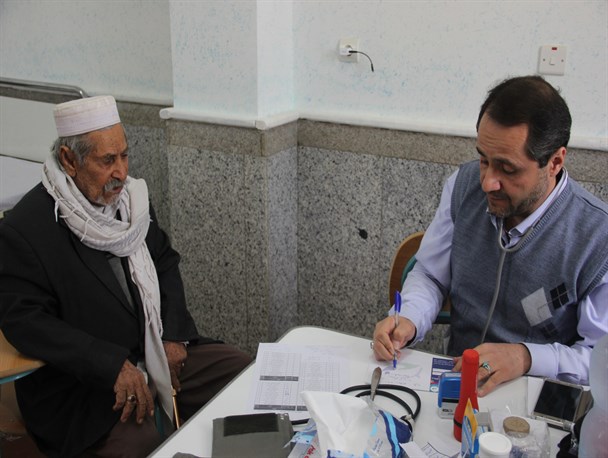 ویزیت رایگان 1500نفر از اهالی مناطق محروم شهرستان پارسیان+تصاویر