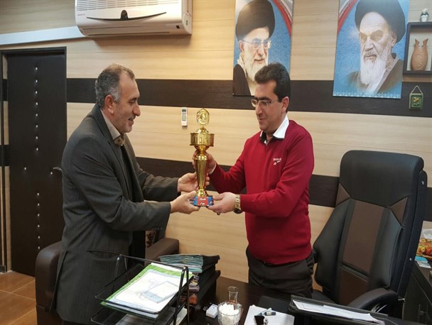 اهدای کاپ مسابقات فجر انقلاب اسلامی به شهردار کلاچای