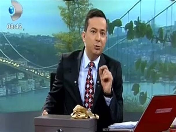 اخراج گوینده خبر تُرک به علت اعلام رای منفی در رفراندوم