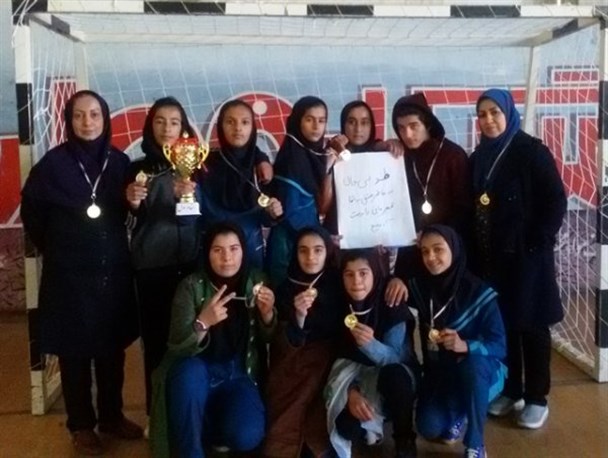 دختران فوتسالیست بهمئی درمیان بغض و اندوه قهرمان استان شدند+تصاویر