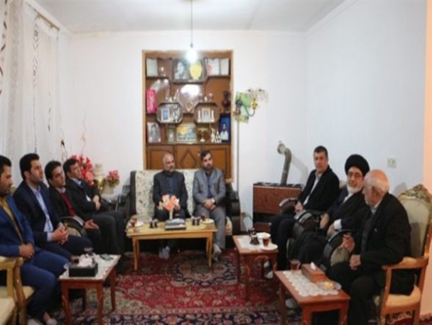 دیدار جمعی از مسئولان میاندوآب با خانواده شهدا / تصاویر