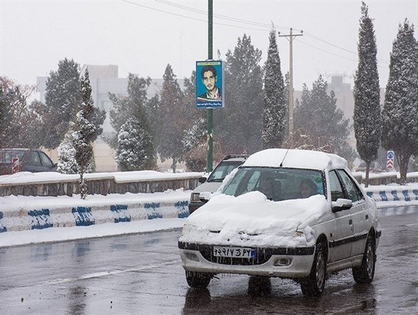 بارش برف در ارتفاعات استان یزد مردم را غافل‌گیر کرد