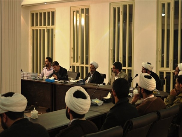 نشست صمیمی امامان جماعت مدارس با امام جمعه محلات برگزار شد