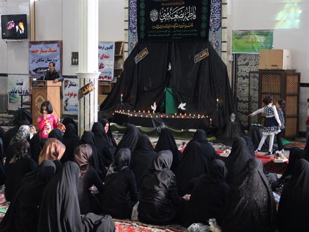 بانوان شاهین دژی بر سر سفره نذری با قرائت حدیث کساء به سوگ نشستند+تصاویر