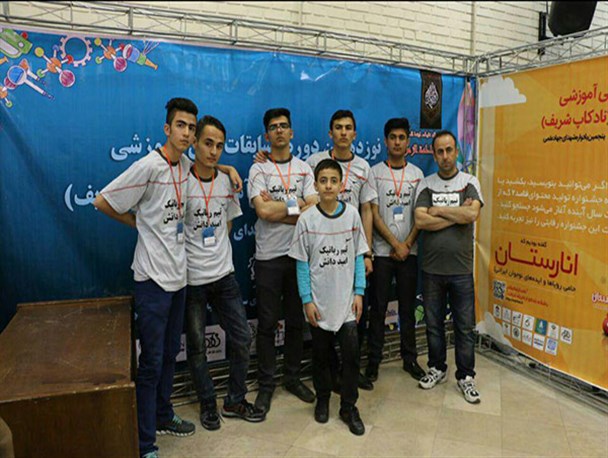 تیم رباتیک دانش آموزی نقده در جمع 10 تیم برتر کشور قرار گرفت