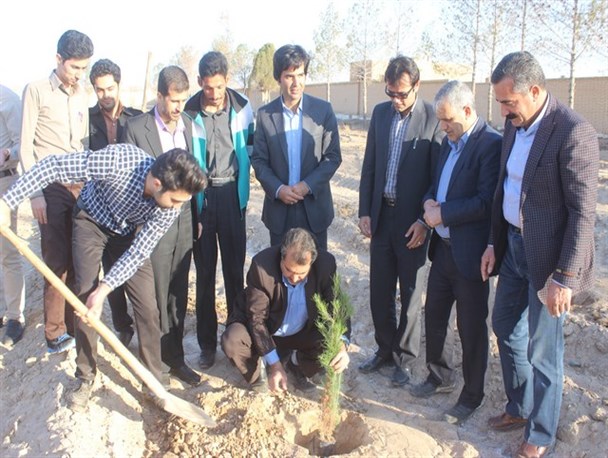 کاشت نهال به یاد شهدای شهرستان اردکان