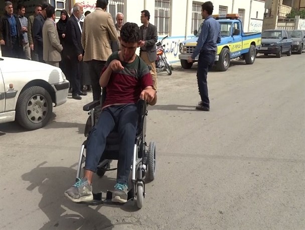 زوج جوانی که دل جوان معلول پلدختری را شاد کرد/البسه،پوشاک وسبد غذایی در بین مددجویان تحت پوشش بهزیستی توزیع شد