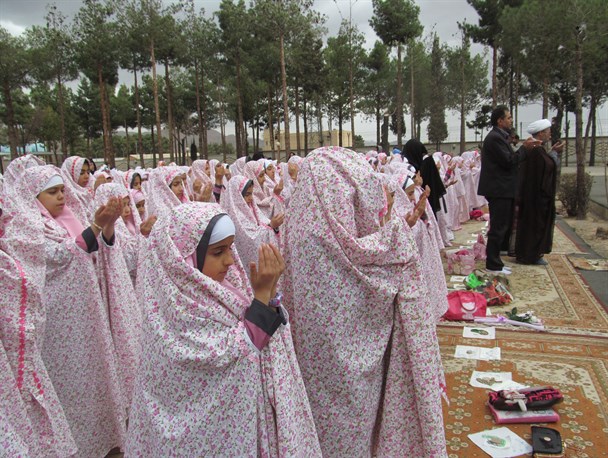 آئین جشن تکلیف 600 دانش آموز دختر شهرستان آباده برگزار شد