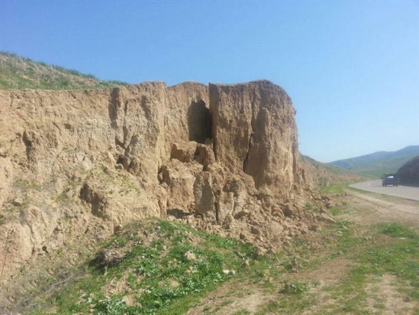 توده عظیم خاکی در مسیر کلاله به مراوه تپه جدا شد