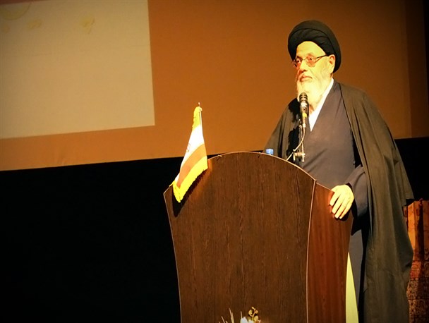 زاویه‌داران با انقلاب درصدد جدا کردن خانواده شهدا از ولایت هستند