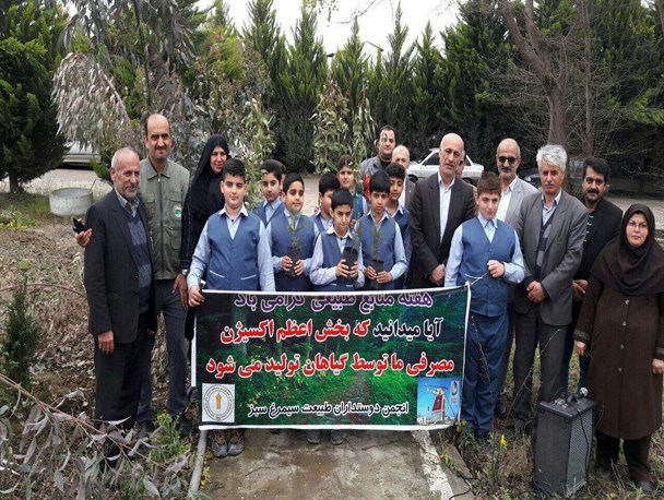 غرس ۳۰۰ اصله نهال جنگلی در سیمرغ
