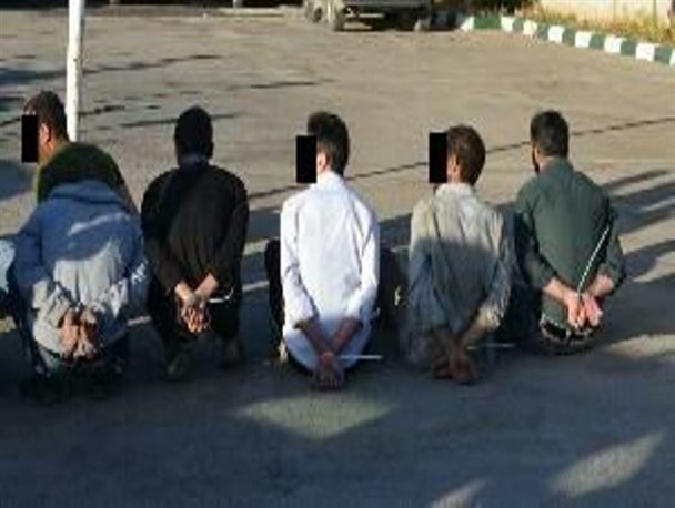 زانو زدن اراذل و اوباش متواری و تحت تعقیب در مقابل قانون