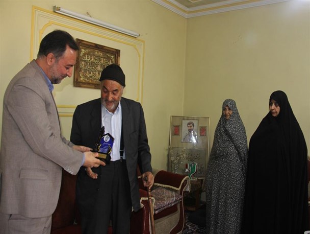 تصاویر/ تجلیل مدیرکل کمیته امداد استان از خانواده شهدای حامی ایتام گلستانی