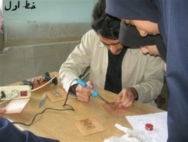 کلاس آموزش رباتیک در دبیرستان ریحانه و علوم معارف اسلامی زاهدان