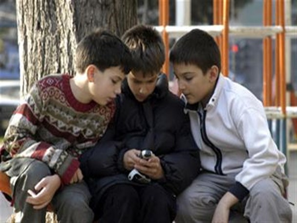 «سیم کارت کودک» و بازار بزرگی به نام آموزش و پرورش/ آیا ورود «موبایل» به مدارس آزاد می شود؟