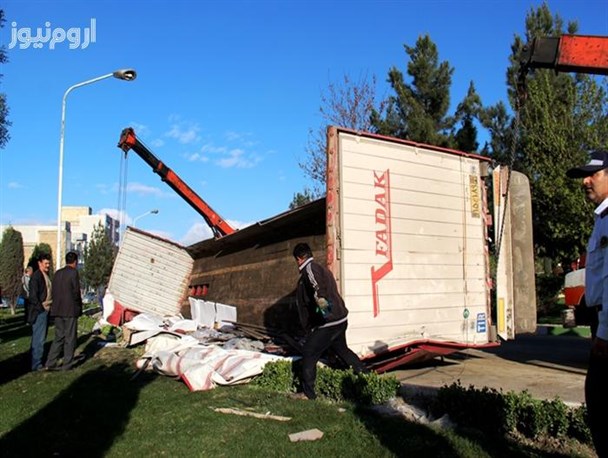 شیارهای خیابان موجب واژگونی یک دستگاه تریلی شد!+عکس