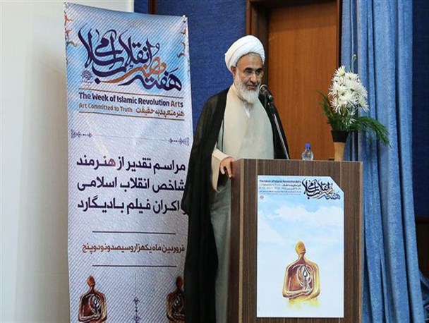 هنر متعهد حقیقتا همان قرآن است/ فنون هنر و ادب در قرآن موجب شده تا ادبیات آبرومند شود