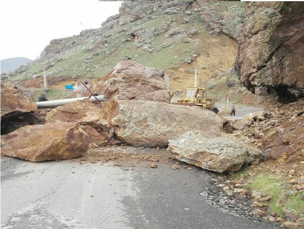ریزش کوه راه روستایی آلمالو را مسدود کرد