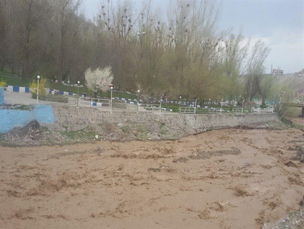 سیل خروشان در رودخانه خیاوچایی مشگین‌شهر جاری شد+تصاویر