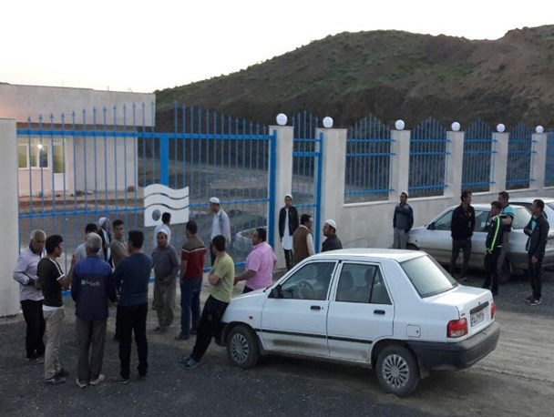 تجمع اهالی روستاهای پایین دست سد چندیر جرگلان مقابل سد